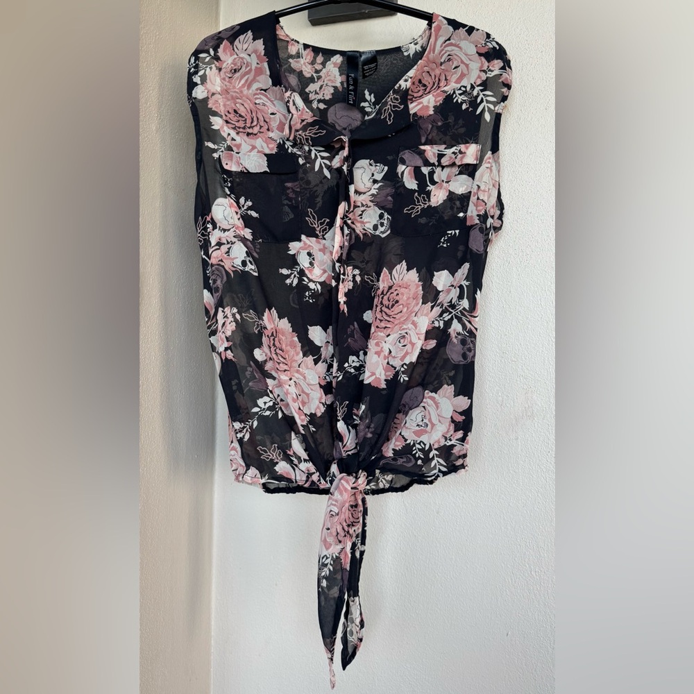 Fun & Flirt Sleeveless Pullover Tie Front Blouse Black/Pink Roses/Skulls Small*